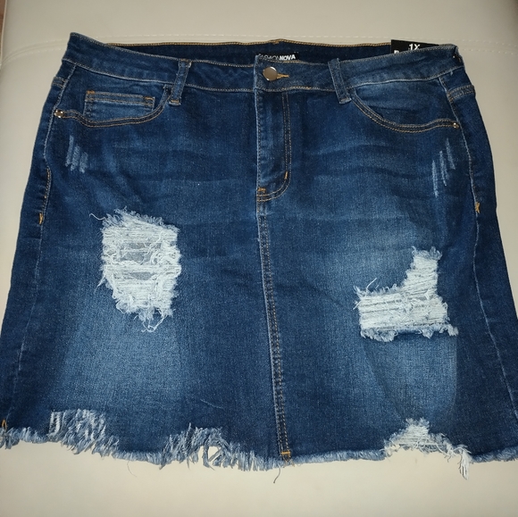 Fashion Nova Distressed Blue Jeans Skirt size 1X NEW - Picture 1 of 3